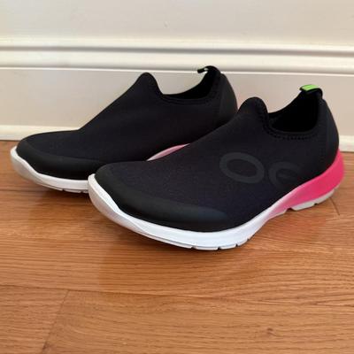 Sketchers, Oofos, & More Women’s Size 8/9 Sneakers (DR-HS)