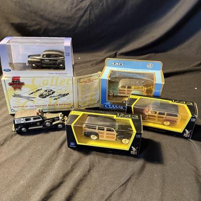 Collection of 1930’s-50’s Die Cast Cars and Trucks (LR-BM)