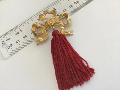 Gold Tone Tassel Brooch