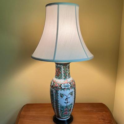 C772 Hand-Painted Chinese Porcelain Rose Medallion Style Vase Table Lamp