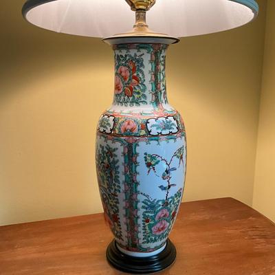 C772 Hand-Painted Chinese Porcelain Rose Medallion Style Vase Table Lamp