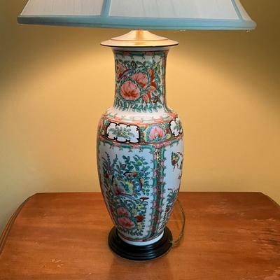 C772 Hand-Painted Chinese Porcelain Rose Medallion Style Vase Table Lamp