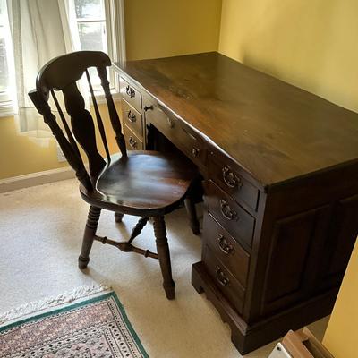 C780 Vintage Bennington Pine Colonial Style Knee Hole Desk With Matching Chair