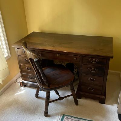 C780 Vintage Bennington Pine Colonial Style Knee Hole Desk With Matching Chair