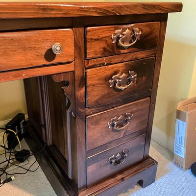 C780 Vintage Bennington Pine Colonial Style Knee Hole Desk With Matching Chair