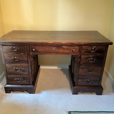 C780 Vintage Bennington Pine Colonial Style Knee Hole Desk With Matching Chair