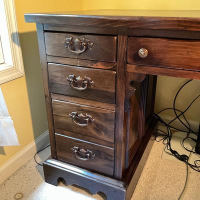 C780 Vintage Bennington Pine Colonial Style Knee Hole Desk With Matching Chair