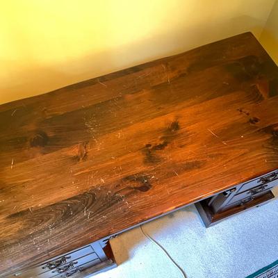 C780 Vintage Bennington Pine Colonial Style Knee Hole Desk With Matching Chair