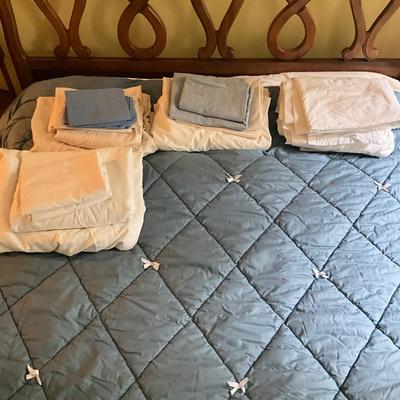 A787 Blue Ribboned Full Sized Comforter with Full Sheets