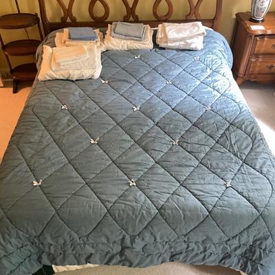 A787 Blue Ribboned Full Sized Comforter with Full Sheets