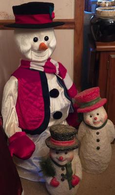 LOT 3D: Large Animated Snowman and 2 Smaller Snowman Figures