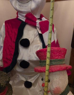 LOT 3D: Large Animated Snowman and 2 Smaller Snowman Figures