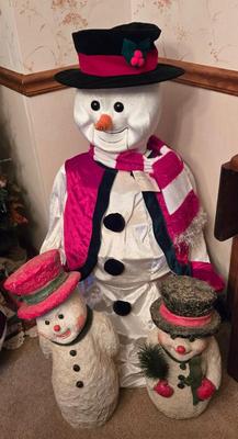 LOT 3D: Large Animated Snowman and 2 Smaller Snowman Figures