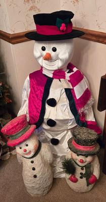 LOT 3D: Large Animated Snowman and 2 Smaller Snowman Figures