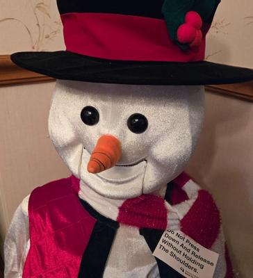 LOT 3D: Large Animated Snowman and 2 Smaller Snowman Figures