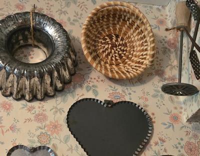 LOT 31K: Vintage Country Kitchen Decor