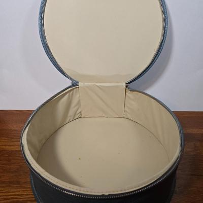 LOT 62X: Ladies' Hats and Hatbox