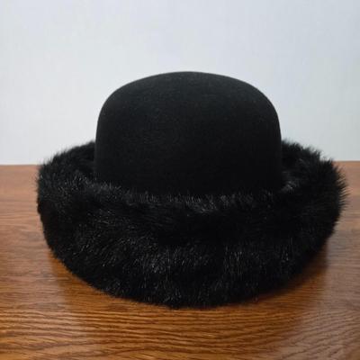 LOT 62X: Ladies' Hats and Hatbox