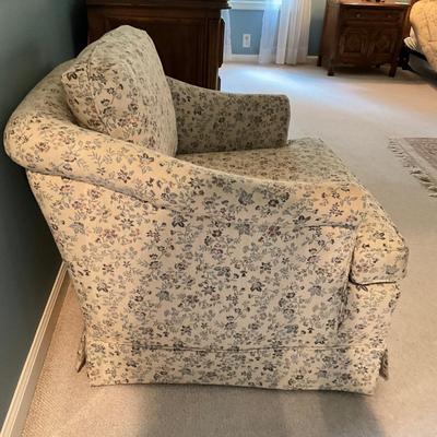 A799 Floral Arm Chair With Pillows