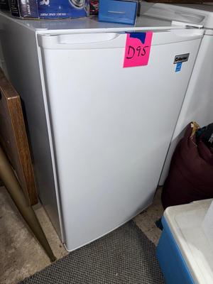 Sale Photo Thumbnail #593: D95-mini fridge