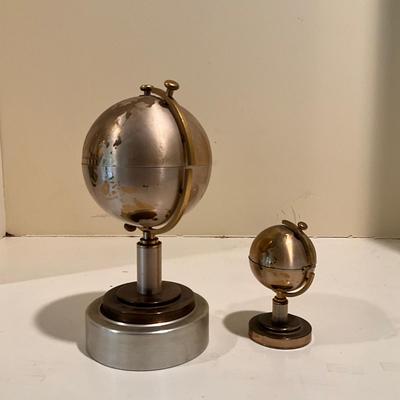 L825 Vintage Brass Globe Cigarette Dispenser & Lighter