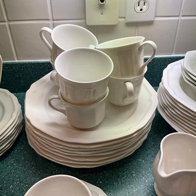 K836 Antique White Mikasa China Set
