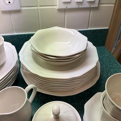 K836 Antique White Mikasa China Set