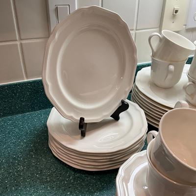 K836 Antique White Mikasa China Set