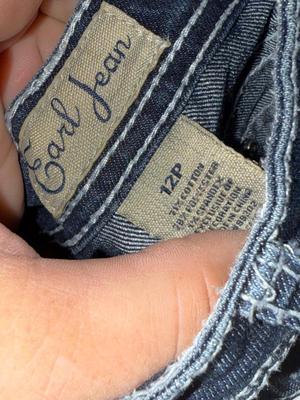 Sale Photo Thumbnail #751: D52- Tote of clothing