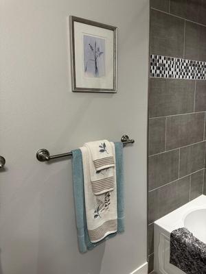 SET OF BATHROOM TOWELS AND FRAMED ART