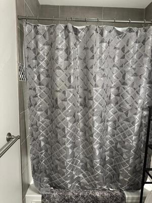 SILVER/GRAY SHOWER CURTAIN AND RUGS