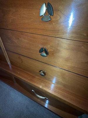 Sale Photo Thumbnail #1084: M21-dresser with mirror

This does not include the contents on the top of the dresser