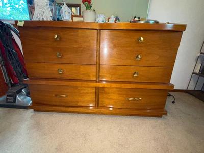 Sale Photo Thumbnail #1086: M21-dresser with mirror

This does not include the contents on the top of the dresser