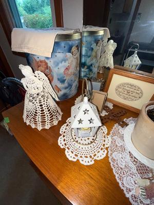 Sale Photo Thumbnail #1090: M20-small decor, items on dresser, surface and hangin