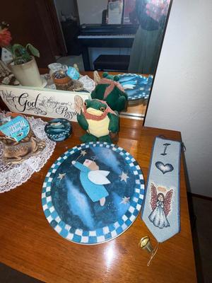 Sale Photo Thumbnail #1092: M20-small decor, items on dresser, surface and hangin