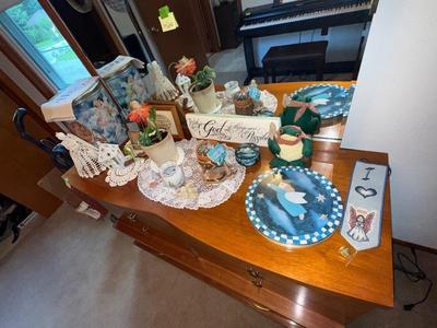 Sale Photo Thumbnail #1089: M20-small decor, items on dresser, surface and hangin