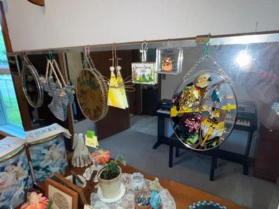 Sale Photo Thumbnail #1088: M20-small decor, items on dresser, surface and hangin