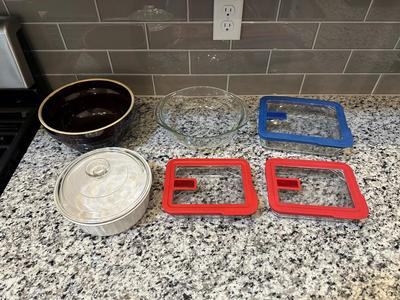 CASSEROLES WITH LIDS AND MIXING BOWLS