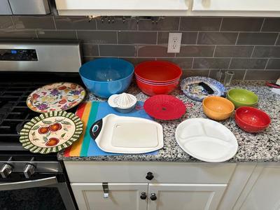 ASSORTED BOWLS, PLATES AND BAKING ITEMS