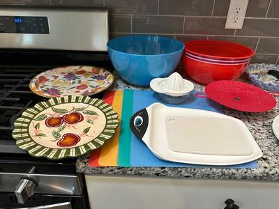 ASSORTED BOWLS, PLATES AND BAKING ITEMS