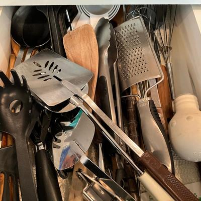 K880 Assortment Of Kitchen Utensils