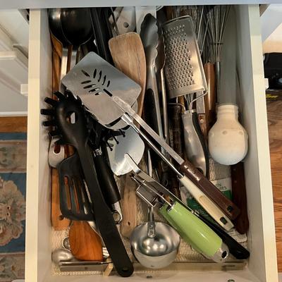 K880 Assortment Of Kitchen Utensils