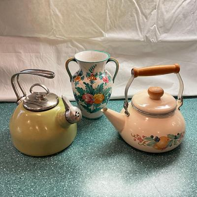 K855 Chantal teapot, Linconare Tea Pot, Signed Pottery