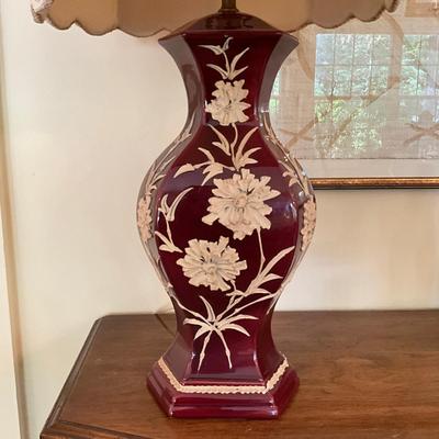 L896 Vintage Mid Century Maroon with White Decorative Flowers Chinoiserie Lamp