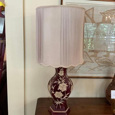 L896 Vintage Mid Century Maroon with White Decorative Flowers Chinoiserie Lamp