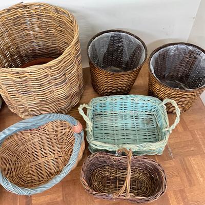 G931 Set Of Large Wicker Baskets