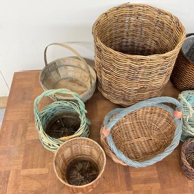 G931 Set Of Large Wicker Baskets