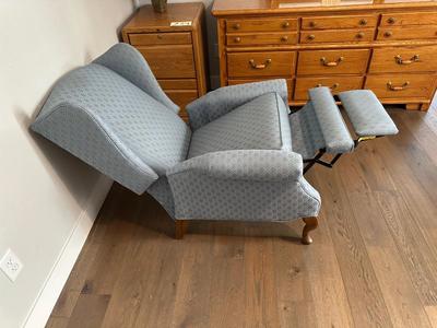 COMFY LA-Z-BOY WING BACK CHAIR. IT RECLINES!