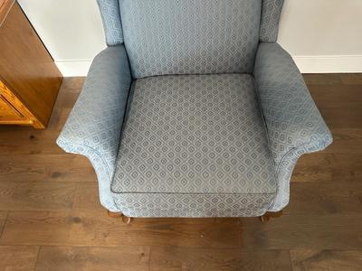 COMFY LA-Z-BOY WING BACK CHAIR. IT RECLINES!