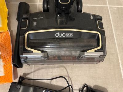 DUO CLEAN CORDLESS VACUUM AND SWIFFER TYPE MOP WITH EXTRAS